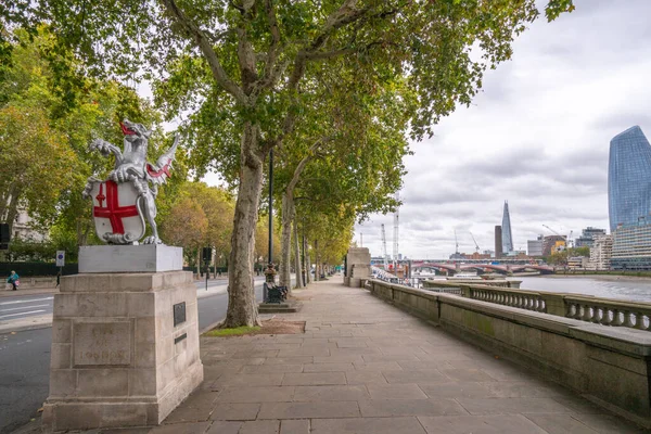 Londres, Royaume-Uni - 7 octobre 2019 : Statue du dragon, remblai Victoria - Vue sur la Tamise, le pont Blackfriars et l'éclat — Photo