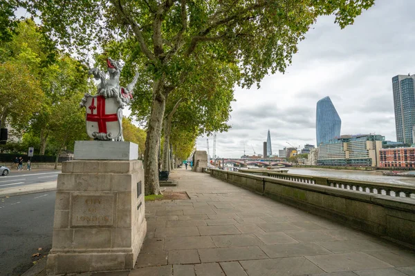 Londres, Reino Unido - 7 de octubre de 2019: Estatua del Dragón, Victoria Embankment - Vista del Támesis, Blackfriars Bridge y The Shard — Foto de Stock