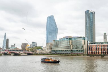 Londra, Uk - Ekim 2019: Victoria Embankment 'tan Thames nehri manzarası