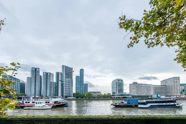 Londýn - říjen 2019: Pohled na Temži a město ze strany Millbank — Stock fotografie
