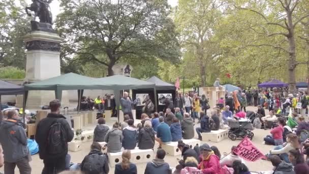 London, Storbritannien - 7 oktober 2019: Extinction Rebellion protest vid St Jamess Park — Stockvideo