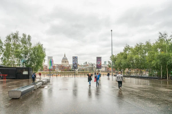Londýn, Uk - říjen 2019: nástupiště před pouliční kavárnou, výhled na Temži a most tisíciletí — Stock fotografie