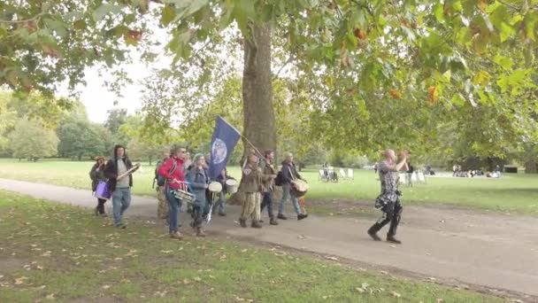 런던, 영국 - 2019 년 10 월 7 일 : St jamess park 에서의 멸종 반란 항의 스톡 비디오