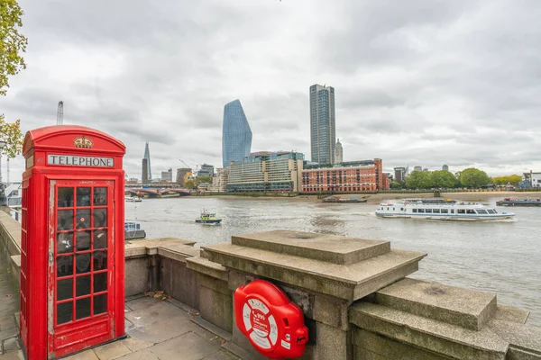 Londres, Reino Unido - octubre de 2019: cabina telefónica roja en Victoria Embankment — Foto de Stock