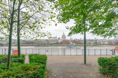 Londra, Uk - Ekim 2019: Thames, Millennium Köprüsü ve St. Pauls Katedrali manzarası