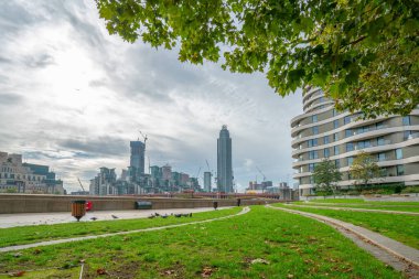 Londra, Uk - 7 Ekim 2019 Vauxhall Köprüsü, St George Wharf ve The Tower