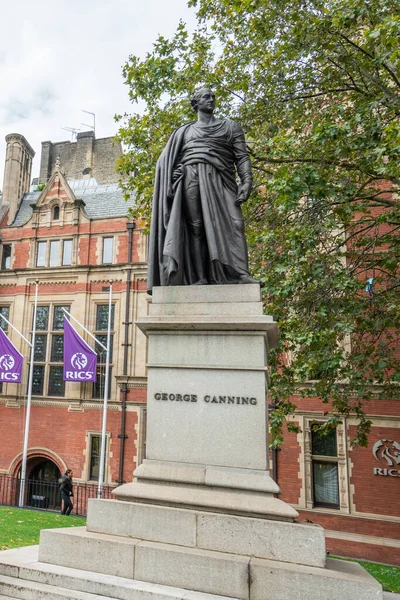 Londres, Reino Unido - 7 de octubre de 2019: Parliament Square Garden, George Canning Statue — Foto de Stock