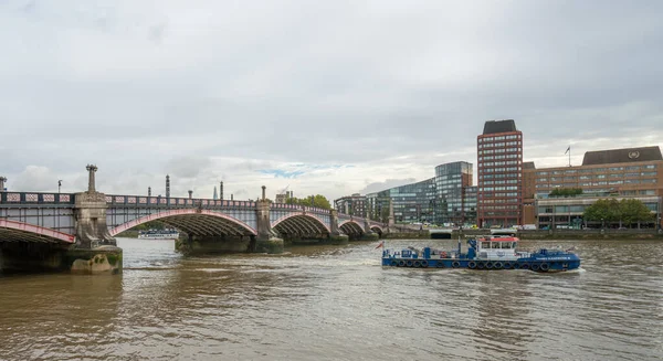 Лондон, Великобритания - 7 октября 2019 года: Ламбетский мост и Темза Клируотер II — стоковое фото