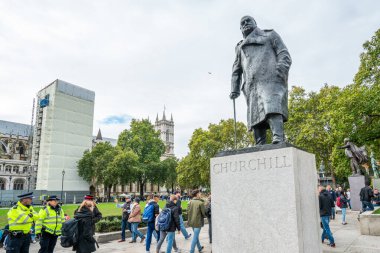 Londra, Uk - 7 Ekim 2019 Parlamento Meydanı Bahçesi, Sör Winston Churchill Heykeli