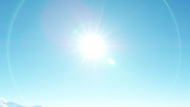 Гірський краєвид, блакитний скіт, дорога в горах, здалека Елбрус, прекрасний відблиск сонця, з висоти — стокове відео