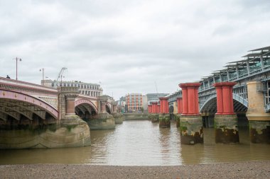 Londra, Uk - Ekim 2019: Blackfriars Köprüsü ile Blackfriars Demiryolu Köprüsü Arası