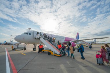 Moskova, Rusya - 2 Ekim 2019 Vnukovo havaalanında, bir Wizzair uçağına - Airbus A321