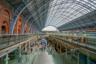 Londra - Ekim 2019: St Pancras International - tren istasyonunun içinde