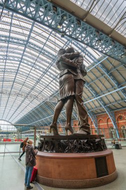 Londra - Ekim 2019: Buluşma Yeri Heykeli, St Pancras