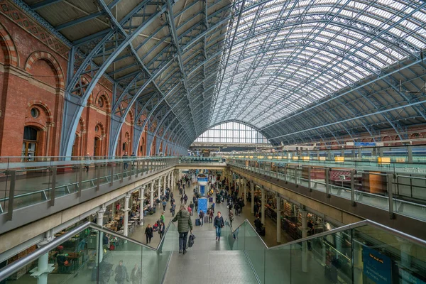 Londra - Ekim 2019: St Pancras International - tren istasyonunun içinde