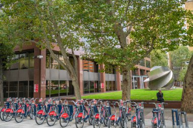 Londra - Ekim 2019: Becket Evi 'nin girişine yakın bisiklet parkı