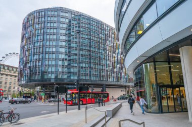 Londra - Ekim 2019: Londra sokakları, Park Plaza Westminster Köprüsü