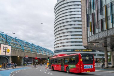 Londra - Ekim 2019: Waterloo İstasyonu yakınlarındaki demiryolu köprüsü ve Urbanest öğrenci yurdu