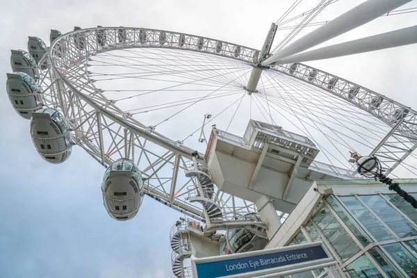 London, October 2019: view of the London Eye Ferris Wheel from below, an unusual view — Stock Photo, Image