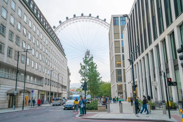 Londýn, říjen 2019: pohled na Londýnské oko z křižovatky Chicheley Street a York Road — Stock fotografie