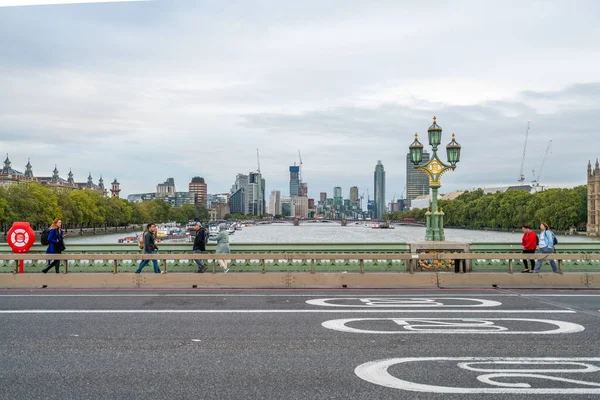 Londra, ottobre 2019: veduta del Tamigi e della città dal ponte di Westminster — Foto Stock