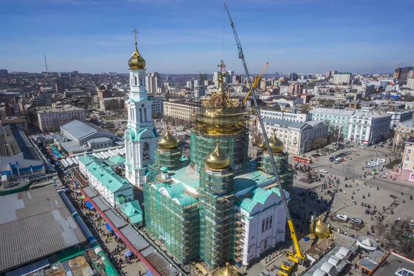 Rostov-on-Don, Rusia - Marzo 2014: Reconstrucción de la Catedral, sustitución de cúpulas. Disparos desde una altura — Foto de Stock