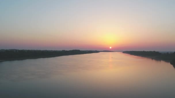 Smuk solnedgang over floden om sommeren, luftudsigt – Stock-video