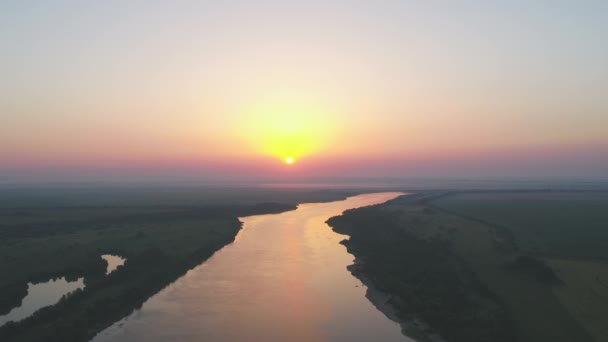 夕阳西下的时候飞越河流，空中尽收眼底 — 图库视频影像