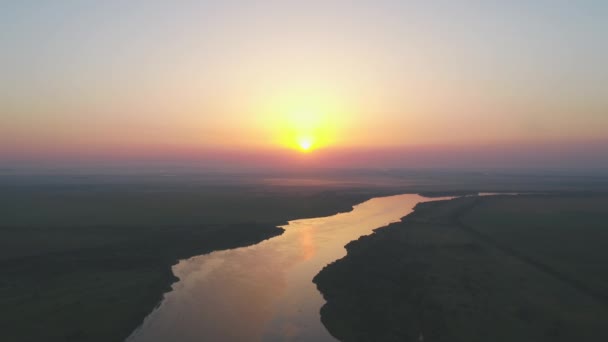 Природа Росії: захід сонця над річкою, зверху. — стокове відео