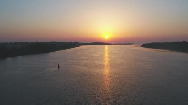 Schöner Sonnenuntergang über dem Fluss im Sommer, Luftaufnahme — Stockvideo