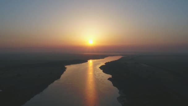 Bela paisagem romântica: pôr do sol sobre o rio, a água brilha — Vídeo de Stock