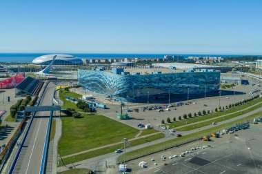 Sochi, Rusya - Ekim 2019: Sochi Olimpiyat Parkı 'nda yer alan Buzdağı Spor Sarayı, hava manzaralı