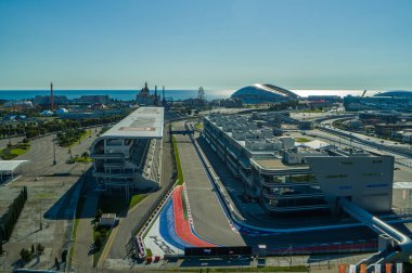 Sochi, Rusya - Ekim 2019: Sochi Autodrom - ana tribün ve yarış pisti, hava manzarası