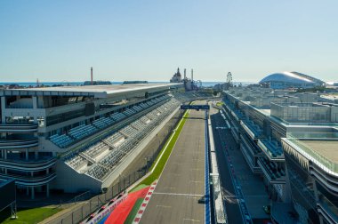 Sochi, Rusya - Ekim 2019: Sochi Autodrom - ana tribün ve yarış pisti, hava manzarası