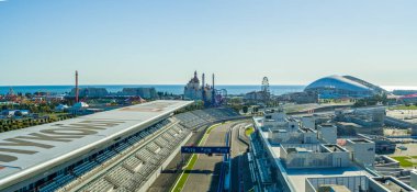 Sochi, Rusya - Ekim 2019: Sochi Autodrom - ana tribün ve yarış pisti, hava manzarası