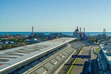 Sochi, Rusya - Ekim 2019: Sochi Autodrom - ana tribün ve yarış pisti, hava manzarası