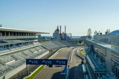 Sochi, Rusya - Ekim 2019: Sochi Autodrom - ana tribün ve yarış pisti, hava manzarası