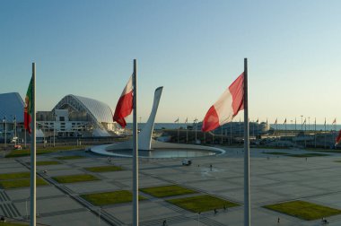 Soçi, Rusya - Ekim 2019: Sochi Olimpiyat Parkı 'nda bayraklı Olimpiyat alevi ve meydan - hava manzaralı
