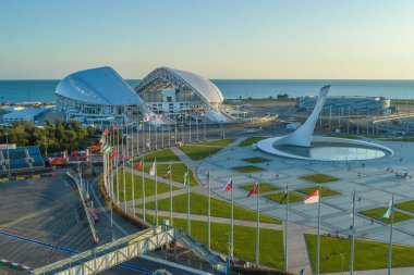 Soçi, Rusya - Ekim 2019: Sochi Olimpiyat Parkı 'nda bayraklı Olimpiyat alevi ve meydan - hava manzaralı