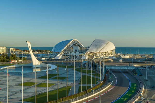 Soçi, Rusya - Ekim 2019: Sochi Olimpiyat Parkı 'nda bayraklı Olimpiyat alevi ve meydan - hava manzaralı