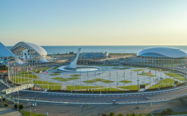 Soçi, Rusya - Ekim 2019: Olimpiyat Parkı, Fisht Stadyumu ve Olimpiyat alevi manzarası
