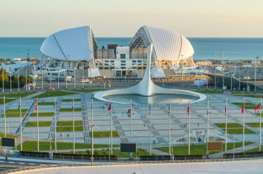 Sochi, Rusya - Ekim 2019: Akşam Olimpiyat Parkı - Fisht Stadyumu ve Olimpiyat alevi, yarış pisti, yukarıdan