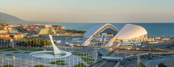 Sochi, Rusya - Ekim 2019: Akşam Olimpiyat Parkı - Fisht Stadyumu ve Olimpiyat alevi, yarış pisti, yukarıdan