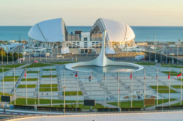 Sochi, Rusya - Ekim 2019: Akşam Olimpiyat Parkı - Fisht Stadyumu ve Olimpiyat alevi, yarış pisti, yukarıdan