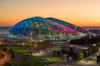 Sochi, Rusya - Ekim 2019: Fisht futbol stadyumu gece aydınlığında, yukarıdan