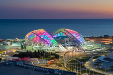 Sochi, Rusya - Ekim 2019: Fisht futbol stadyumu gece aydınlığında, yukarıdan