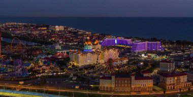 Sochi, Rusya - Ekim 2019: Otel Bogatyr, Sirius ve dönme dolap gece aydınlığında, yükseklikten