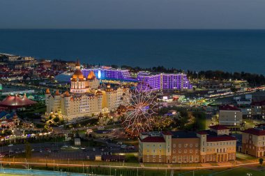 Sochi, Rusya - Ekim 2019: Otel Bogatyr, Sirius ve dönme dolap gece aydınlığında, yükseklikten