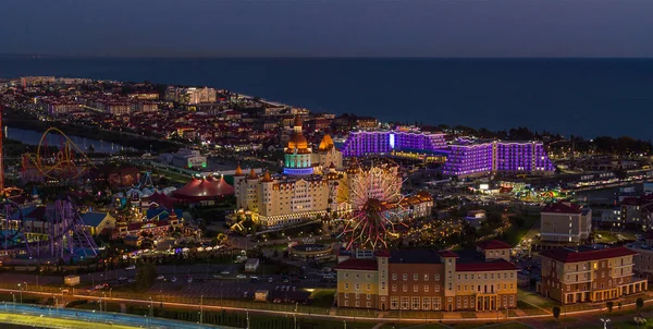 Sochi, Rusia - Octubre 2019: Hotel Bogatyr, Sirio y la noria en iluminación nocturna, desde una altura — Foto de Stock