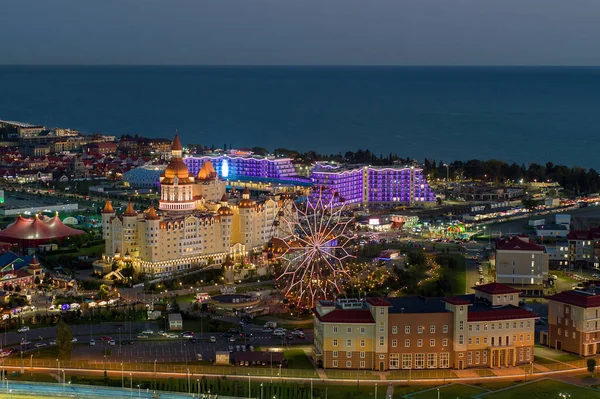 Sochi, Rusya - Ekim 2019: Otel Bogatyr, Sirius ve dönme dolap gece aydınlığında, yükseklikten